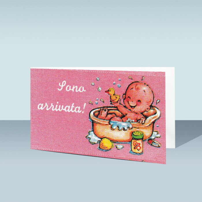 Bigliettini Confetti di Nascita con Bebè nella Vasca su Sfondo Rosa - N. 233/F - immagine 1